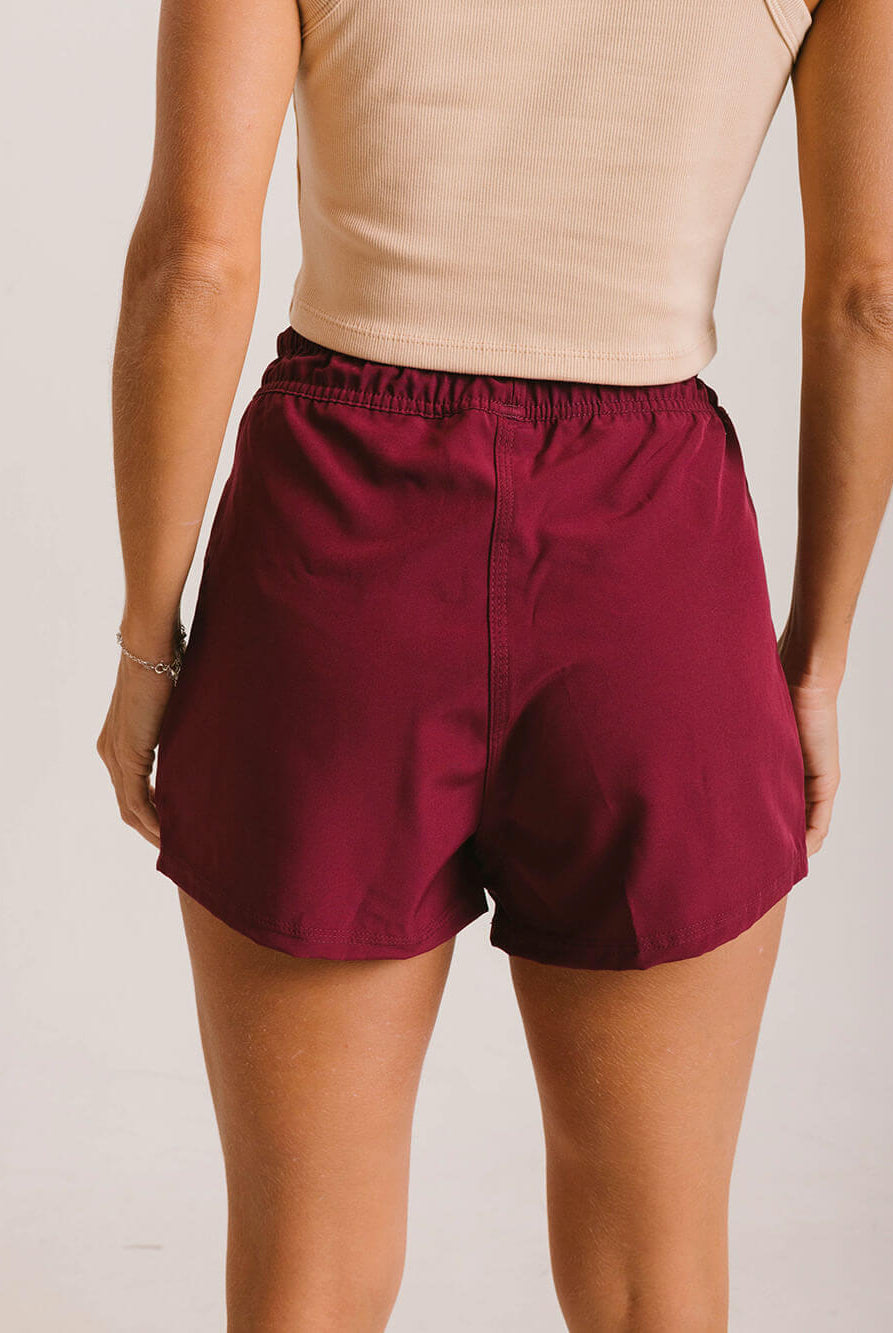 Shorts bordo da Greenish, modelo SHORT HEAT WAVE, visto de trás, ideal para dias quentes.