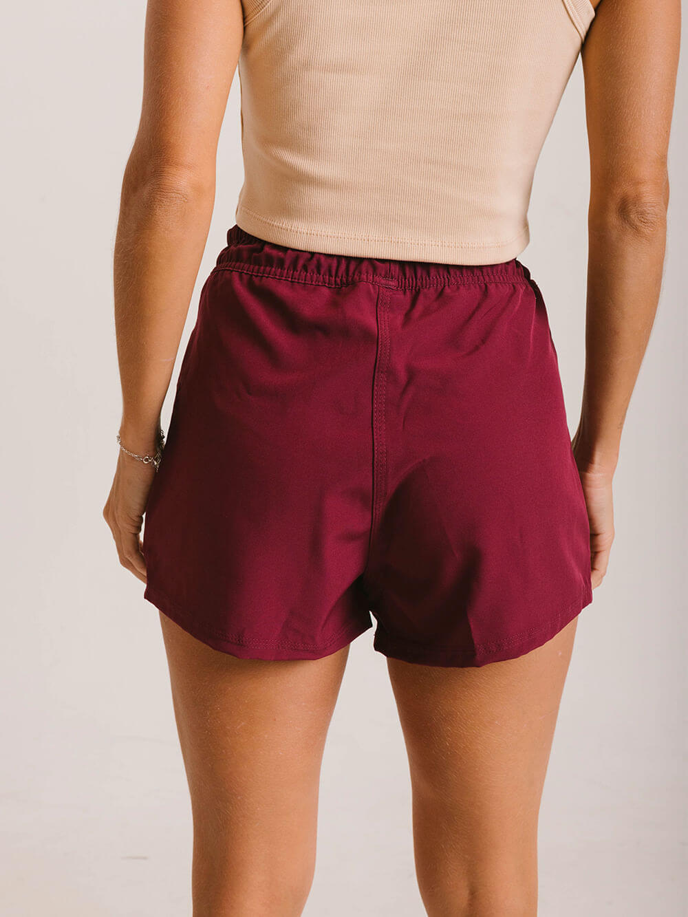 Shorts bordo da Greenish, modelo SHORT HEAT WAVE, visto de trás, ideal para dias quentes.