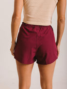 Shorts bordo da Greenish, modelo SHORT HEAT WAVE, visto de trás, ideal para dias quentes.