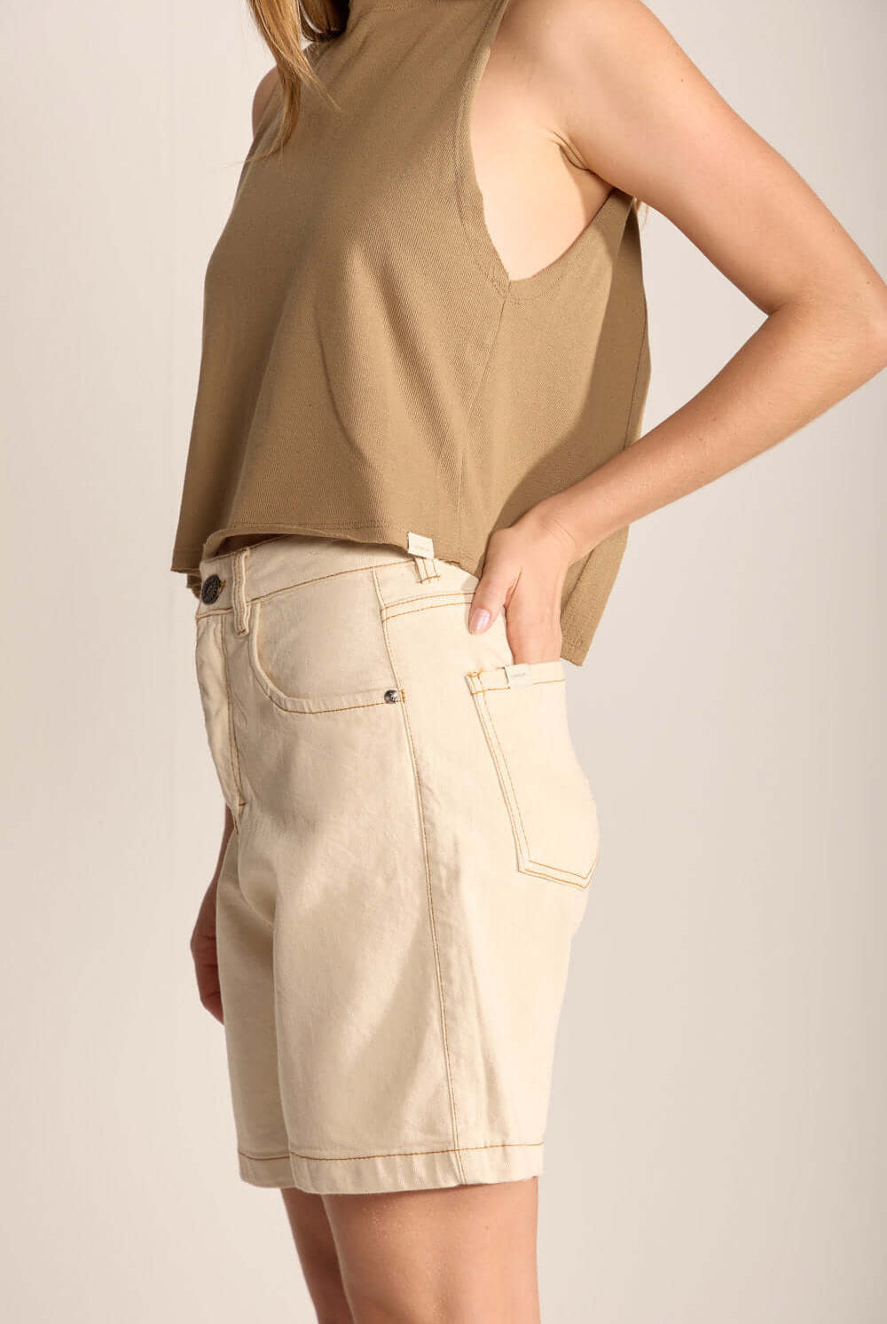 Short Jeans Laila da Greenish, modelo bermudinha em jeans leve, ideal para estilo e conforto.