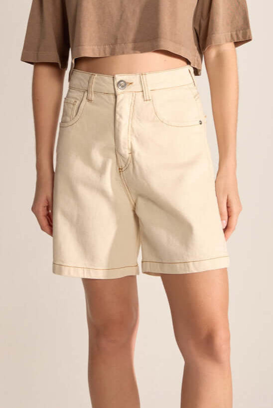 Shorts em jeans Laila da Greenish, modelagem casual e confortável, ideal para o dia a dia.