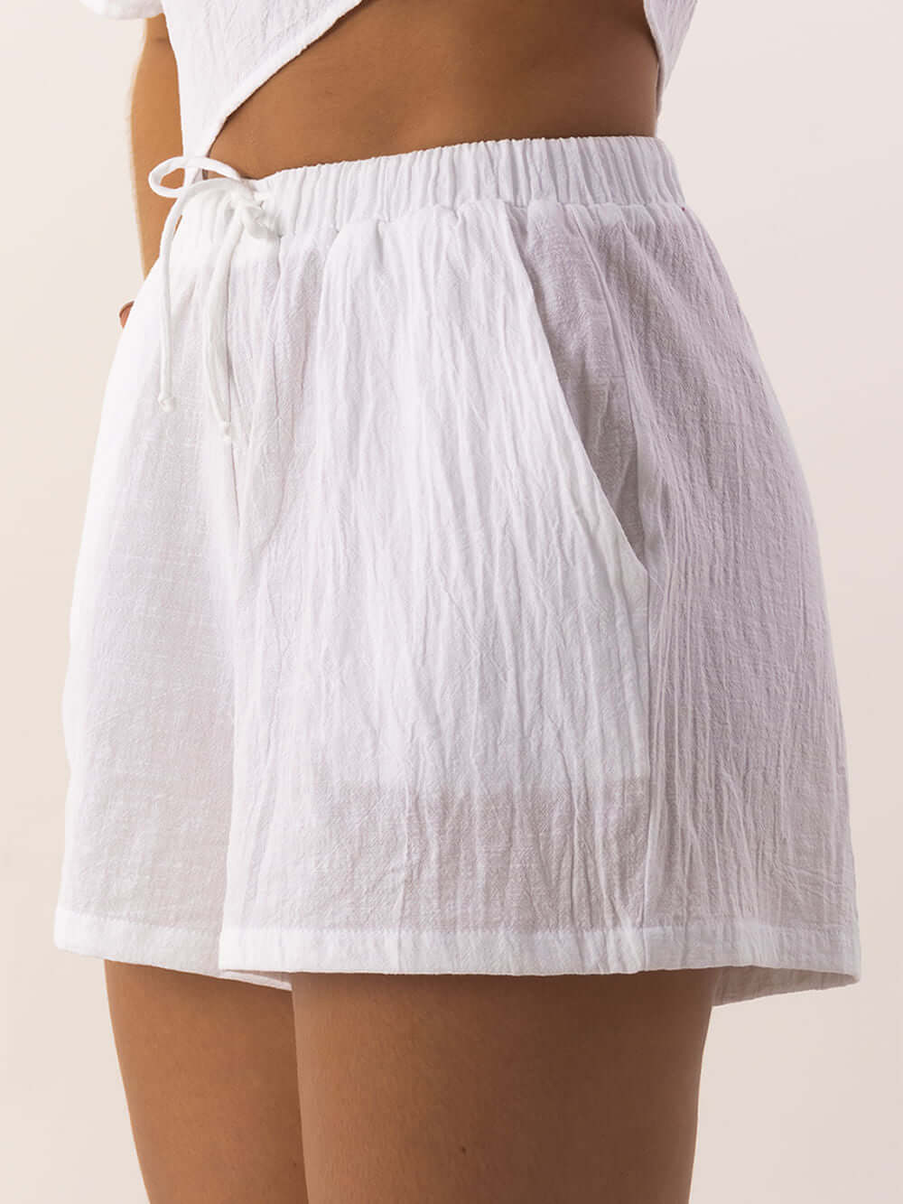 Short Jennie Branco da Greenish, com cós elástico e amarração, leve e confortável, ideal para o dia a dia.