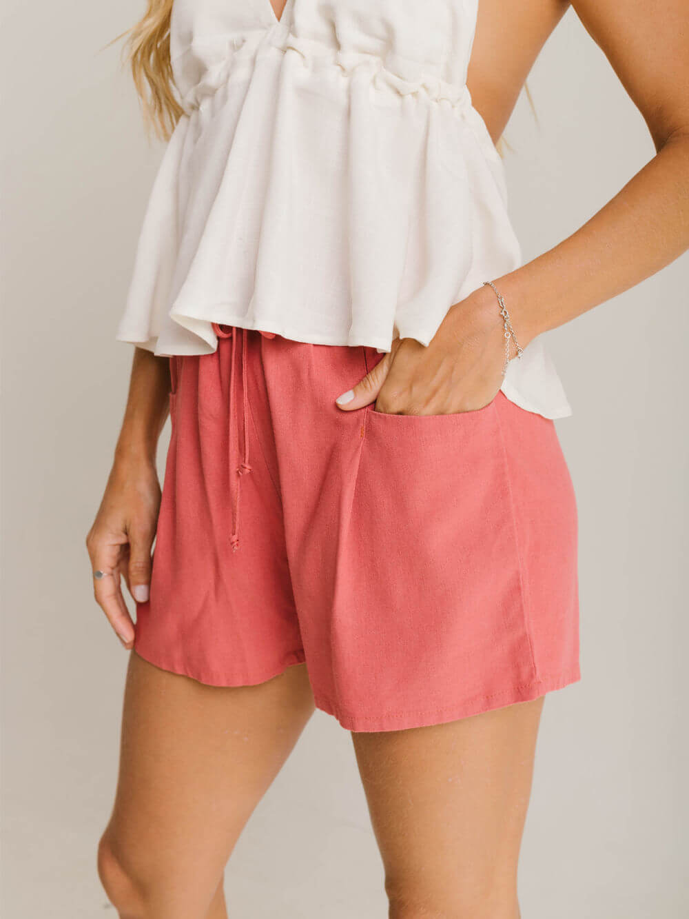 SHORT LAINE - TELHA da Greenish, com caimento soltinho, cós elástico e bolsos frontais charmosos.