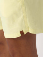 Detalhe do Short Linho Relax Amarelo da Greenish, tecido misto de linho e viscose, ideal para looks casuais.