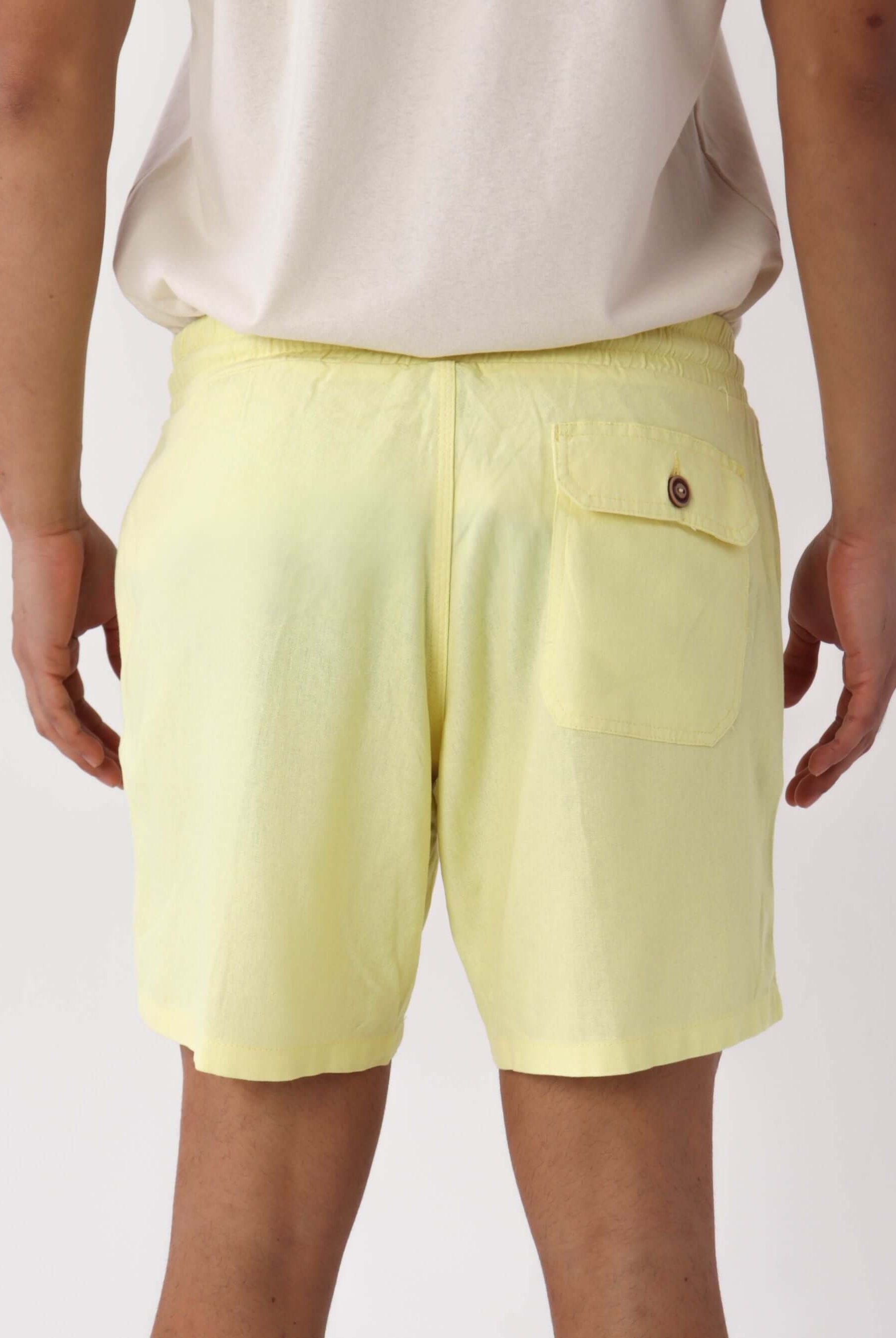 Short Linho Relax amarelo costas, confeccionado em linho e viscose, estilo casual da Greenish.