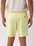 Short Linho Relax amarelo costas, confeccionado em linho e viscose, estilo casual da Greenish.