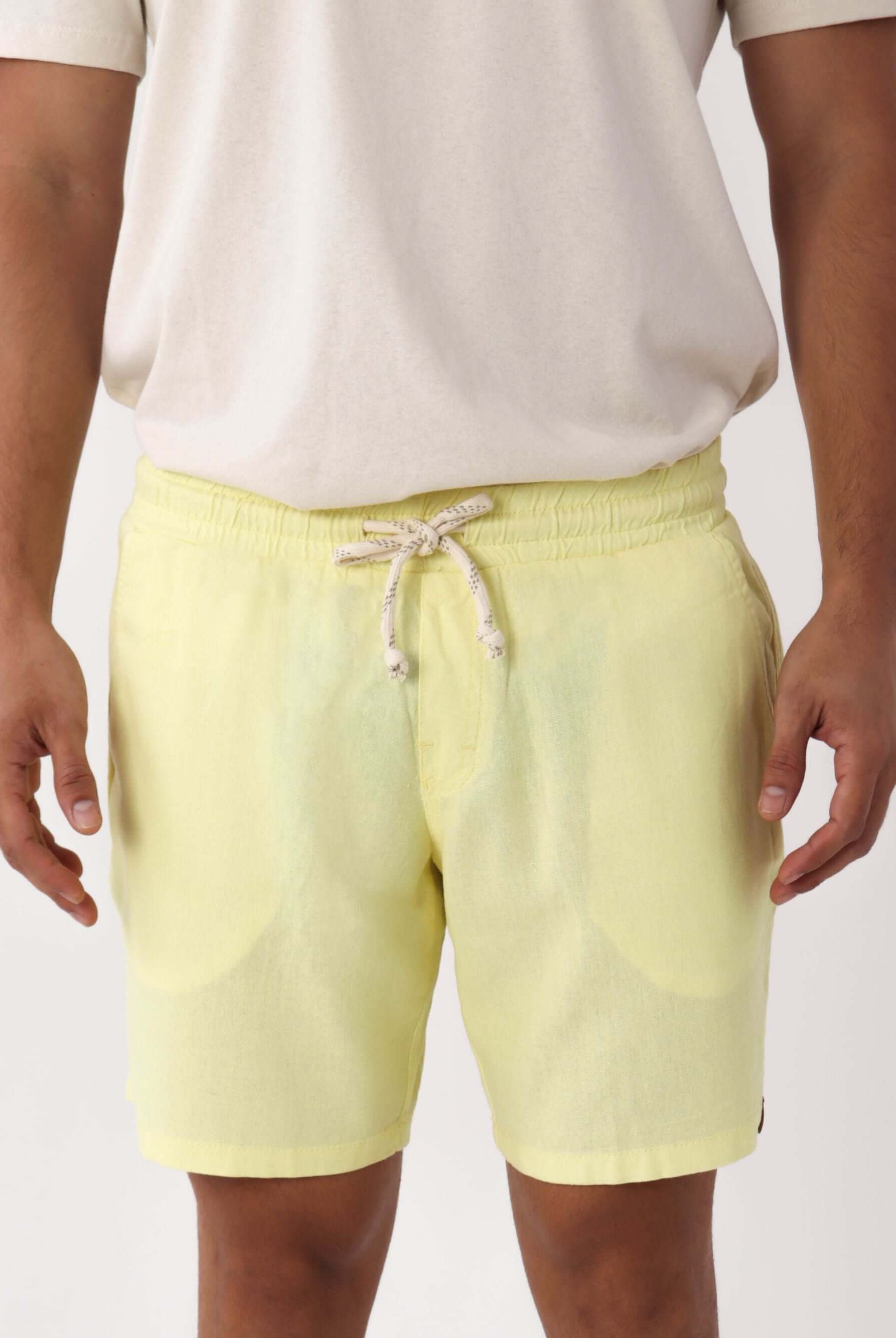 Short Linho Relax amarelo da Greenish, tecido misto para looks casuais e confortáveis. Ideal para o fim de semana.