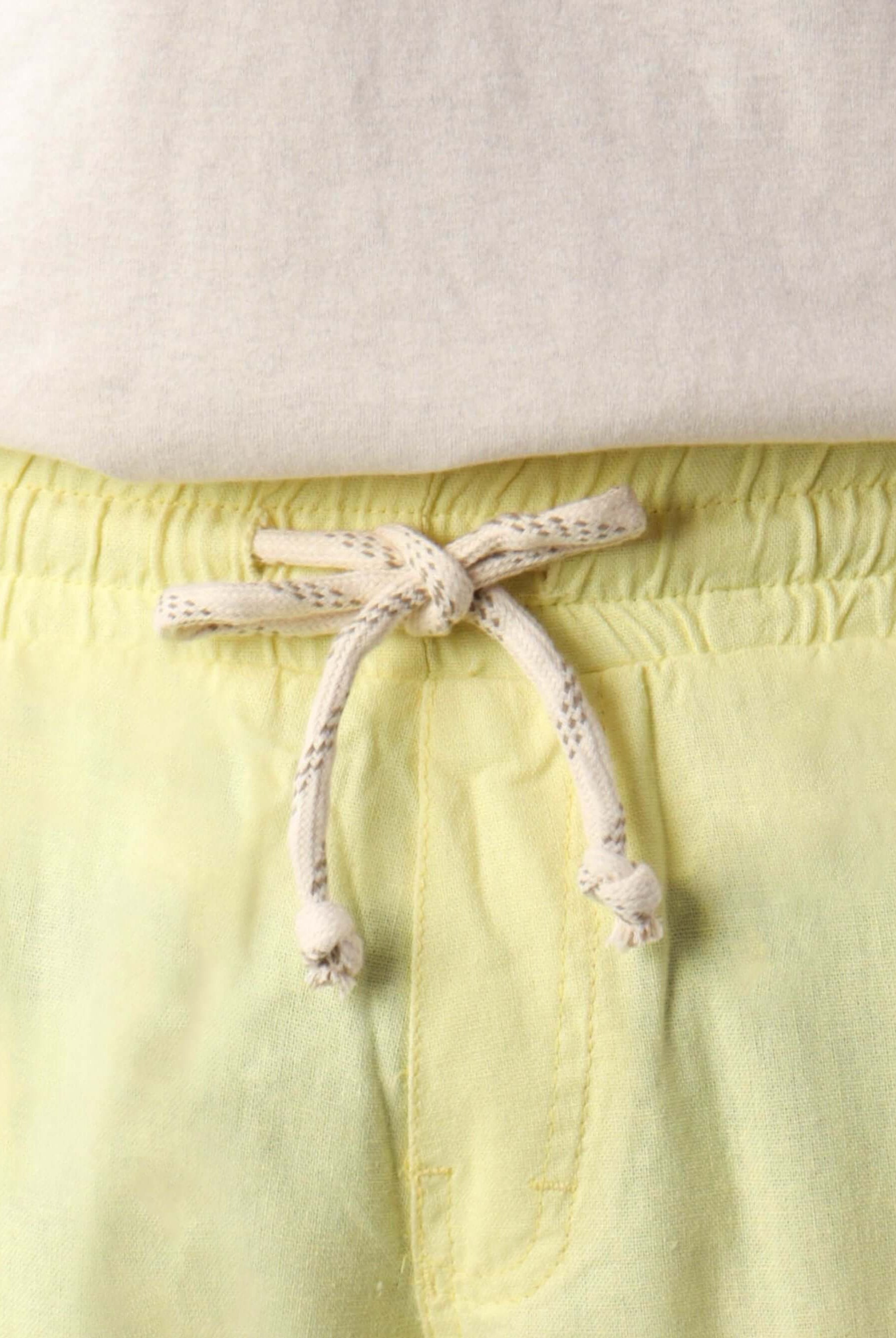 Detalhe do cós elástico e cadarço do Short Linho Relax Amarelo da marca Greenish.