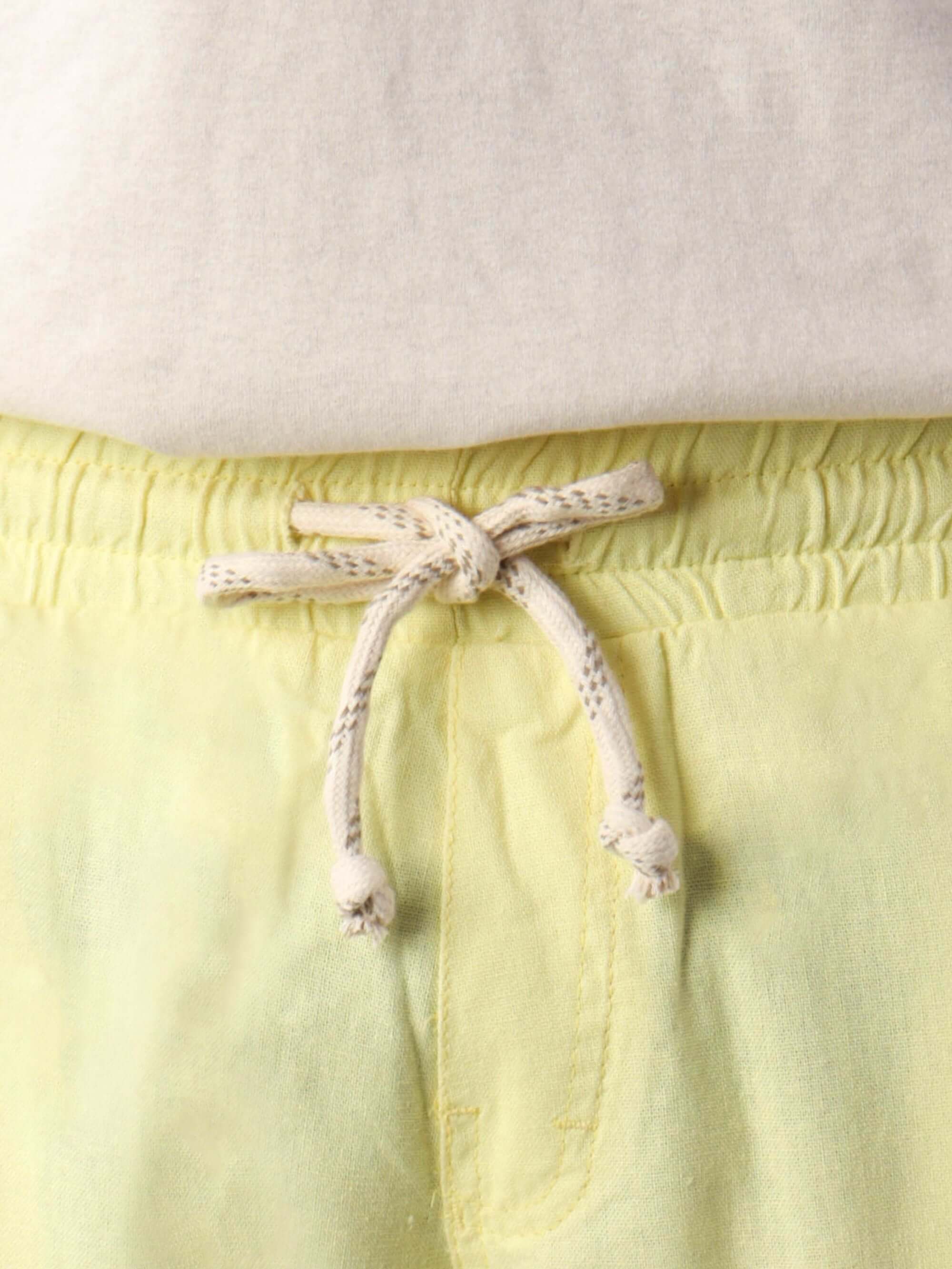 Detalhe do cós elástico e cadarço do Short Linho Relax Amarelo da marca Greenish.