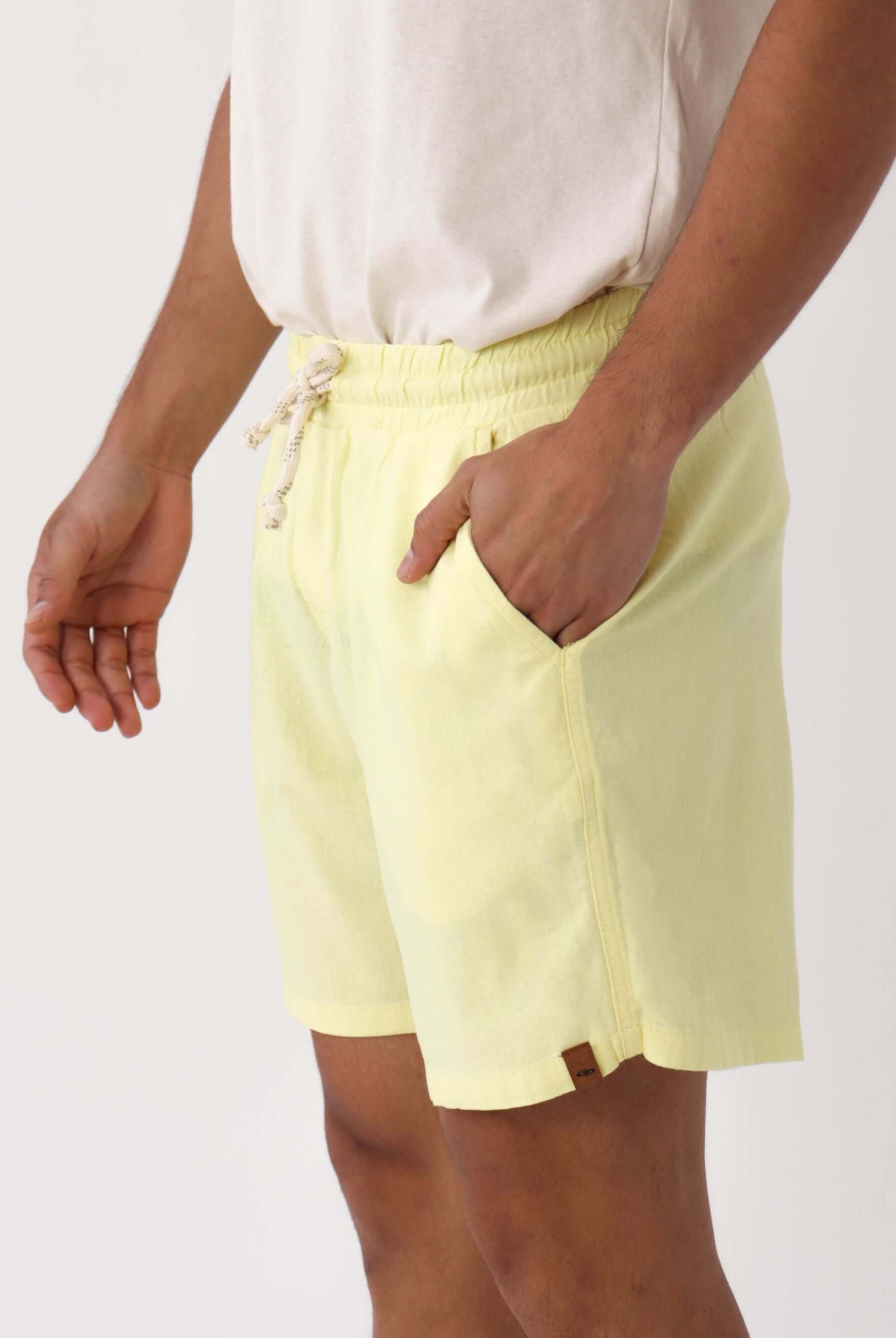 Short Linho Relax amarelo da Greenish, tecido leve, ideal para looks casuais e confortáveis.