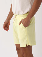 Short Linho Relax amarelo da Greenish, tecido leve, ideal para looks casuais e confortáveis.