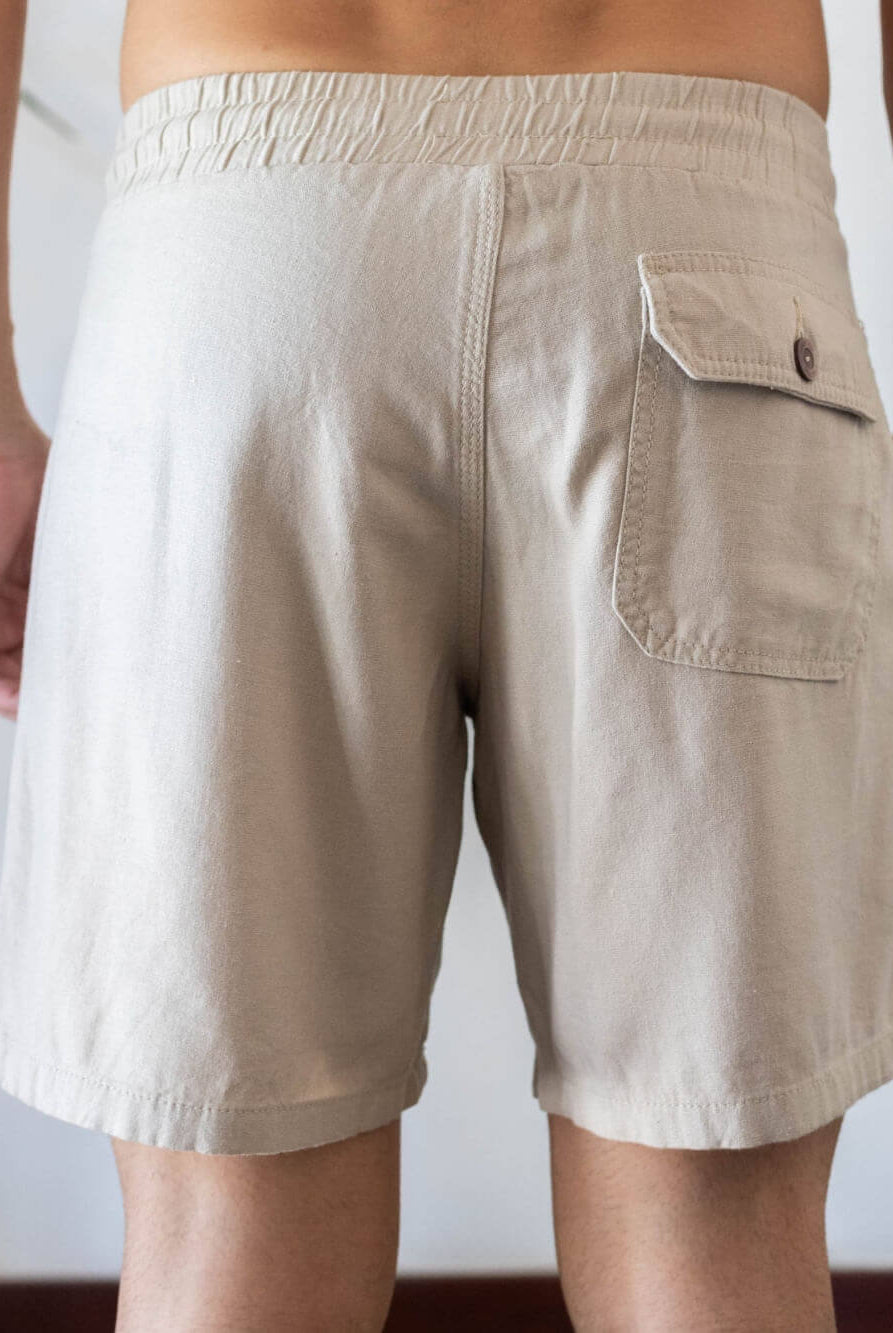Short Linho Relax bege da Greenish, com cós elástico e bolso traseiro. Ideal para homens casuais e modernos.