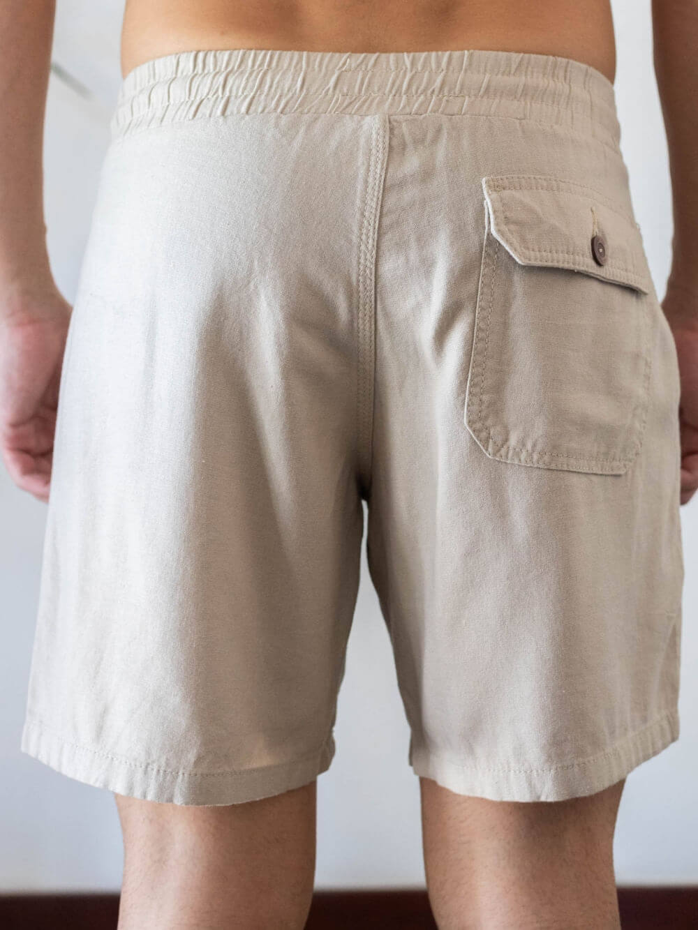 Short Linho Relax bege da Greenish, com cós elástico e bolso traseiro. Ideal para homens casuais e modernos.