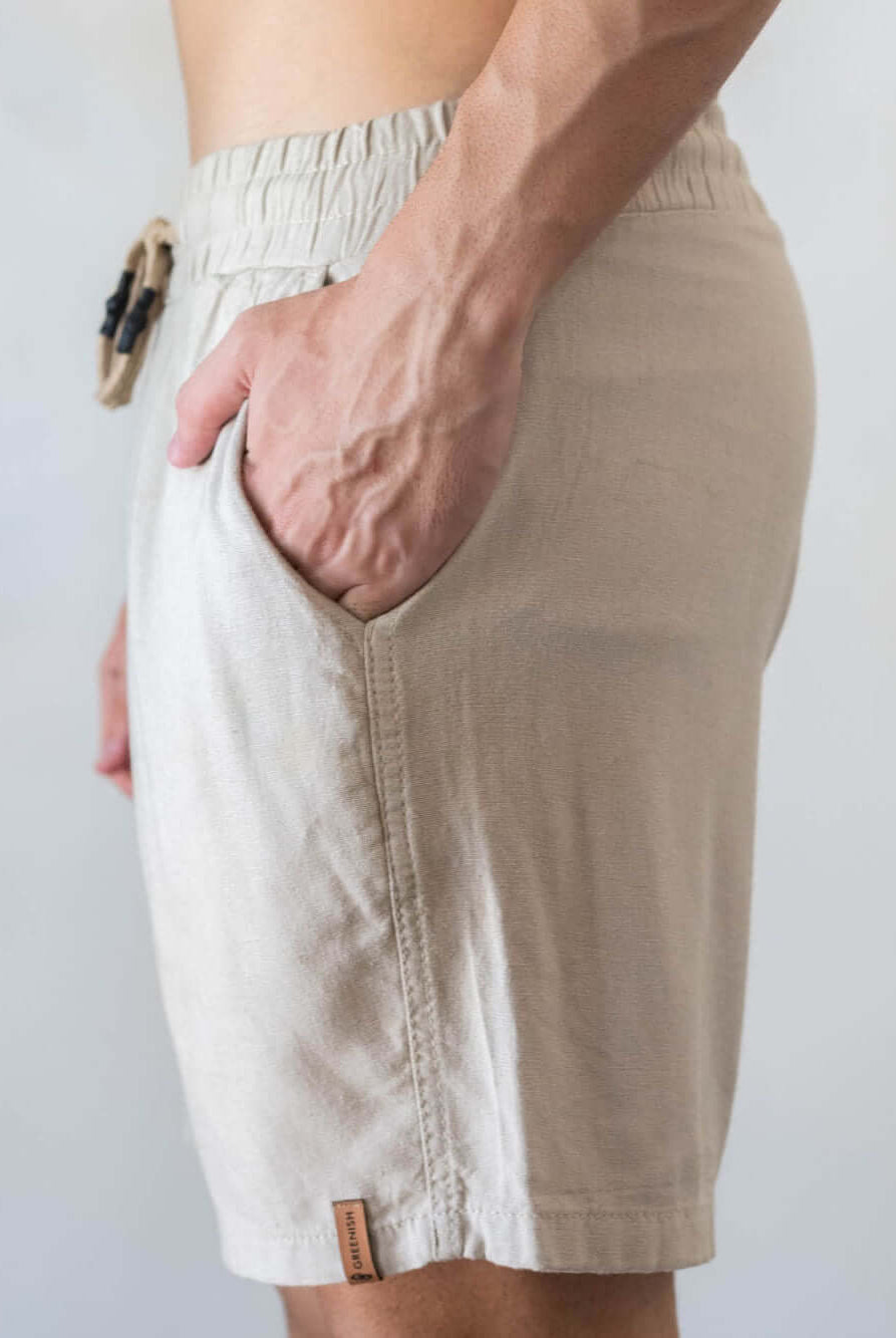 Short Linho Relax Bege da Greenish, ideal para looks casuais e confortáveis. Detalhe do bolso e cós elástico.
