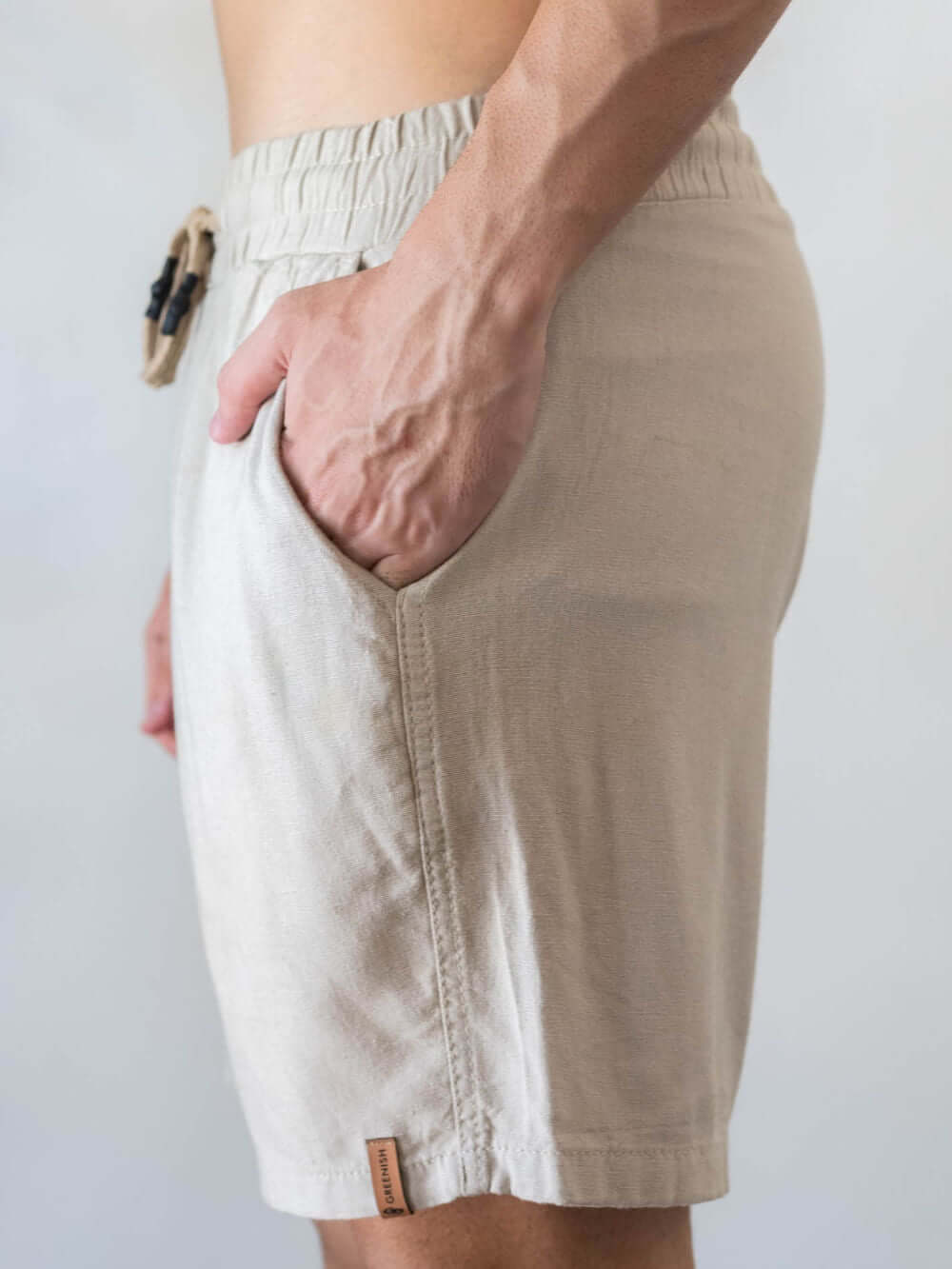 Short Linho Relax Bege da Greenish, ideal para looks casuais e confortáveis. Detalhe do bolso e cós elástico.