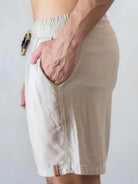 Short Linho Relax Bege da Greenish, ideal para looks casuais e confortáveis. Detalhe do bolso e cós elástico.