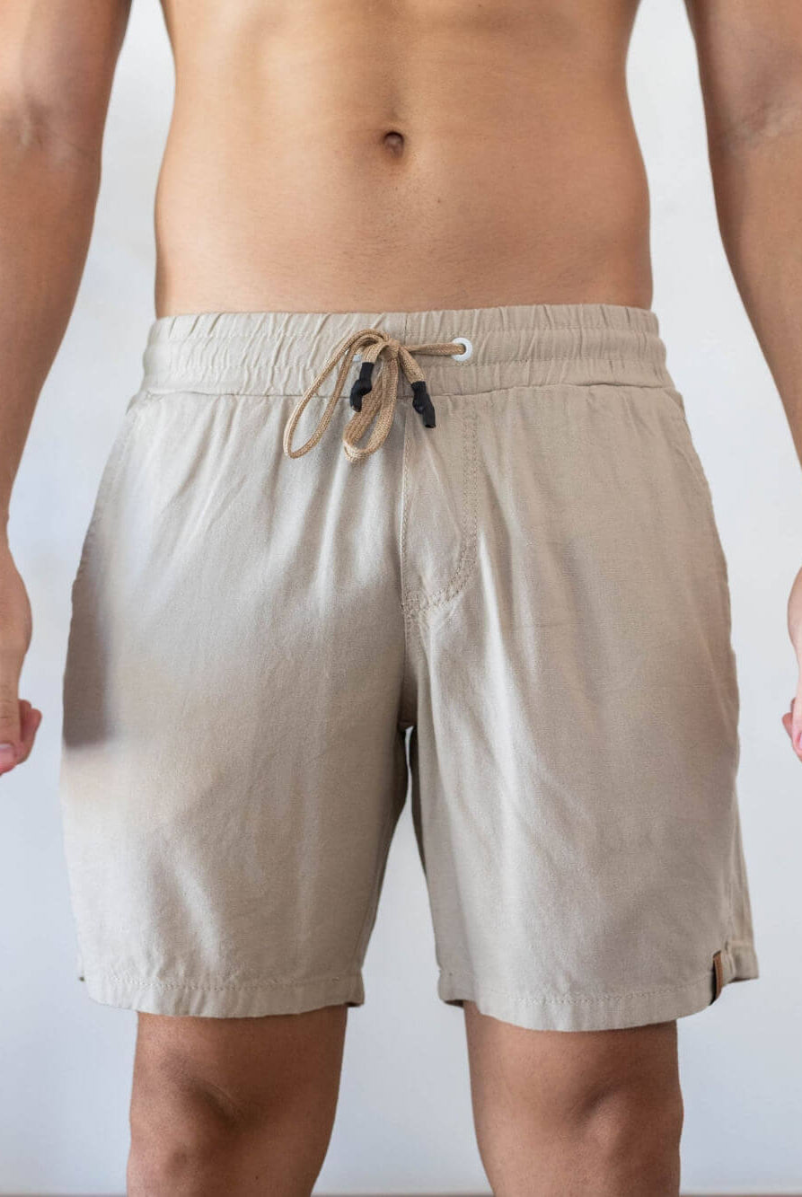 Short Linho Relax bege da Greenish, em tecido leve, ideal para looks casuais e confortáveis.