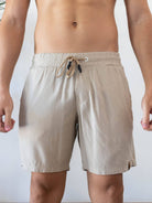 Short Linho Relax bege da Greenish, em tecido leve, ideal para looks casuais e confortáveis.