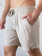 Short Linho Relax bege da Greenish com cós elástico e bolso, ideal para looks casuais e confortáveis.