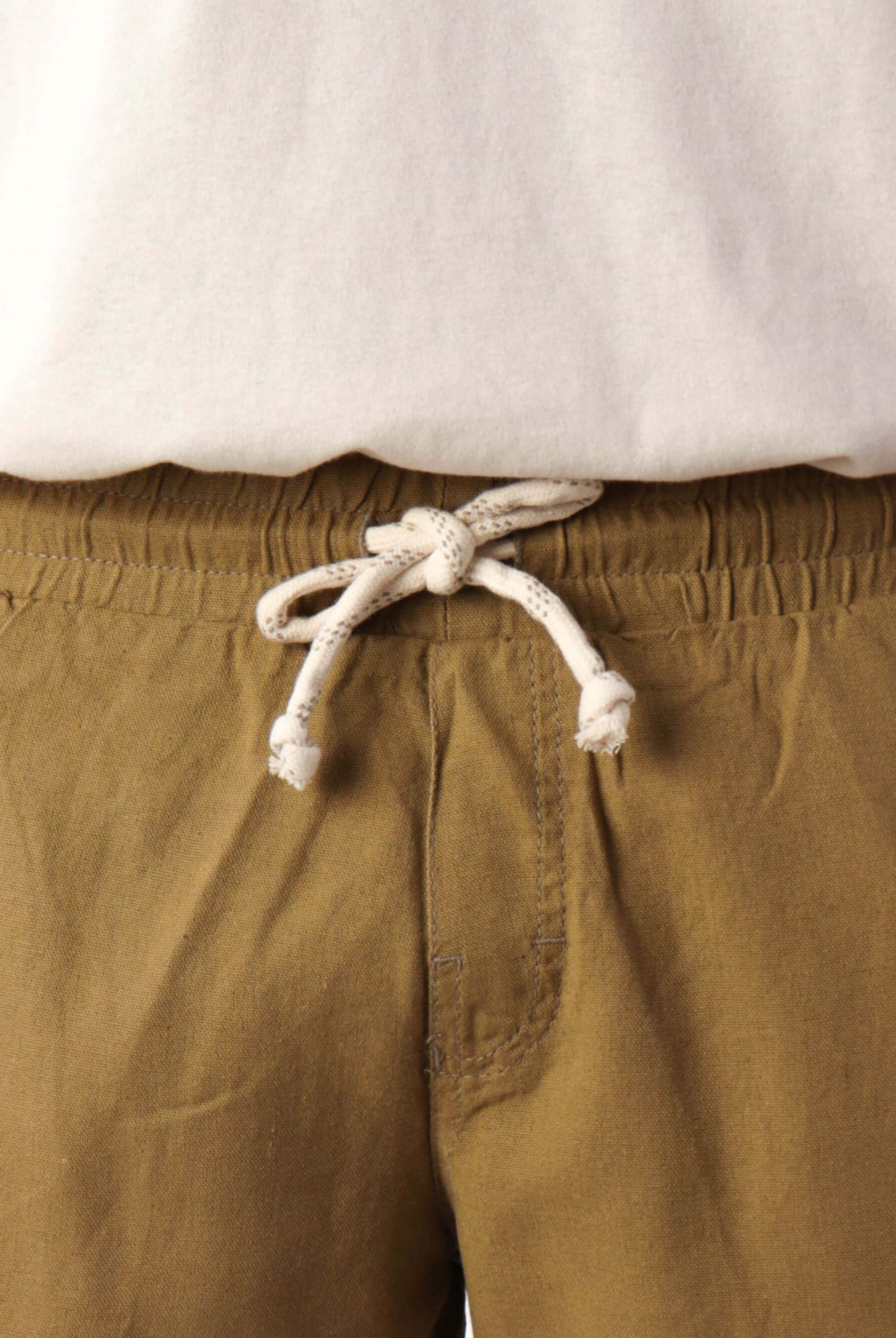 Short Linho Relax caqui da Greenish com elástico e cadarço em algodão, ideal para looks casuais e confortáveis.