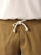 Short Linho Relax caqui da Greenish com elástico e cadarço em algodão, ideal para looks casuais e confortáveis.