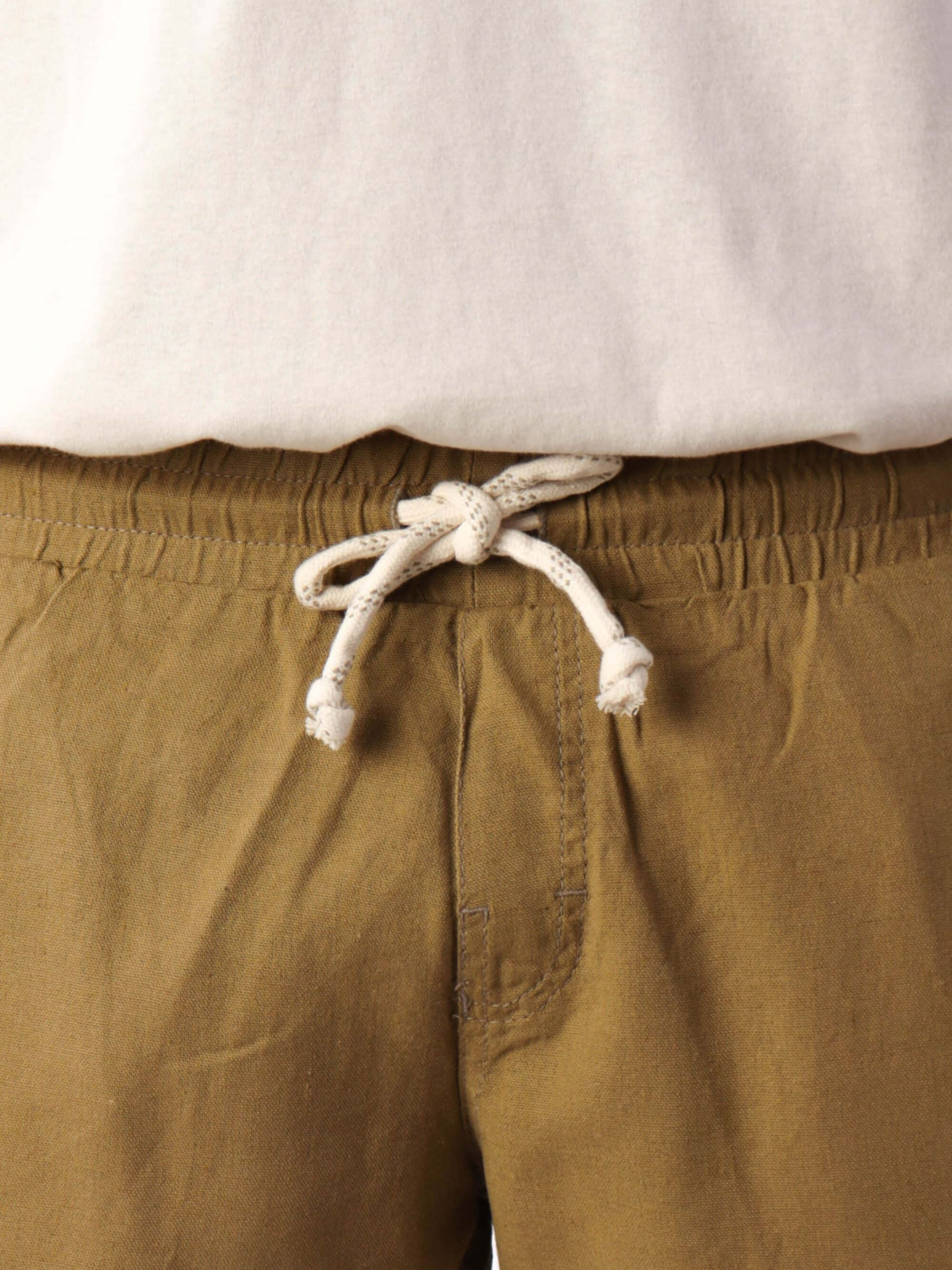 Short Linho Relax caqui da Greenish com elástico e cadarço em algodão, ideal para looks casuais e confortáveis.