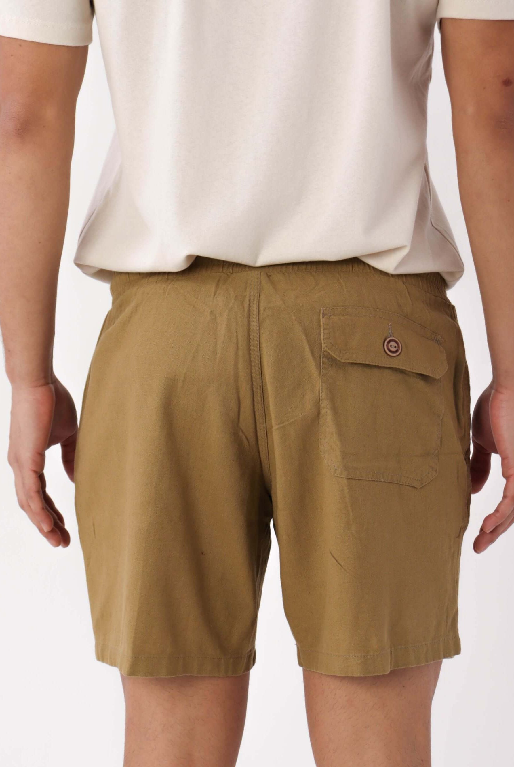 Short Linho Relax caqui da Greenish, vista traseira com bolso e cós elástico, estilo casual e moderno.