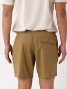 Short Linho Relax caqui da Greenish, vista traseira com bolso e cós elástico, estilo casual e moderno.