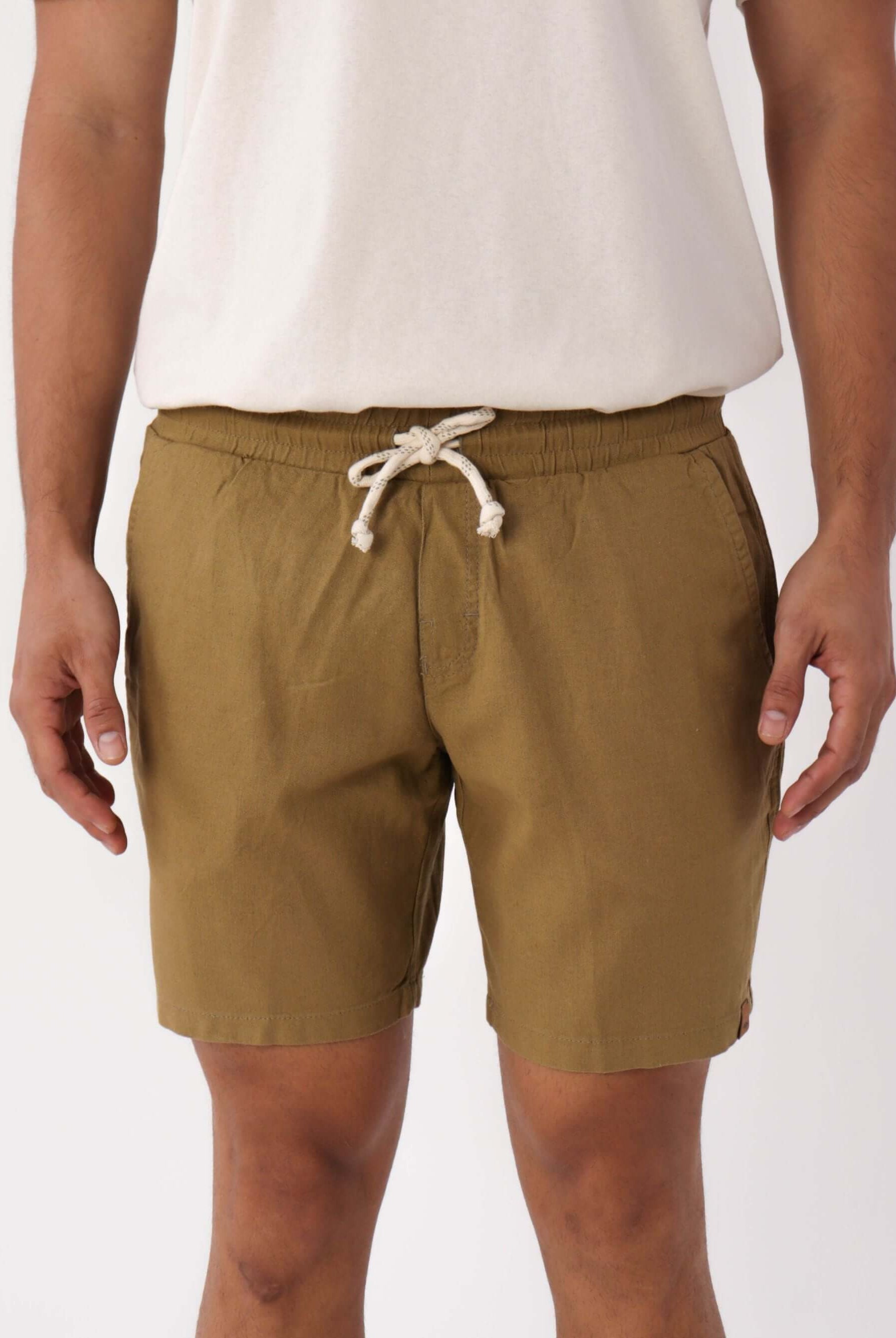 Short Linho Relax caqui da Greenish, confortável e despojado, ideal para looks casuais e relax do dia a dia.