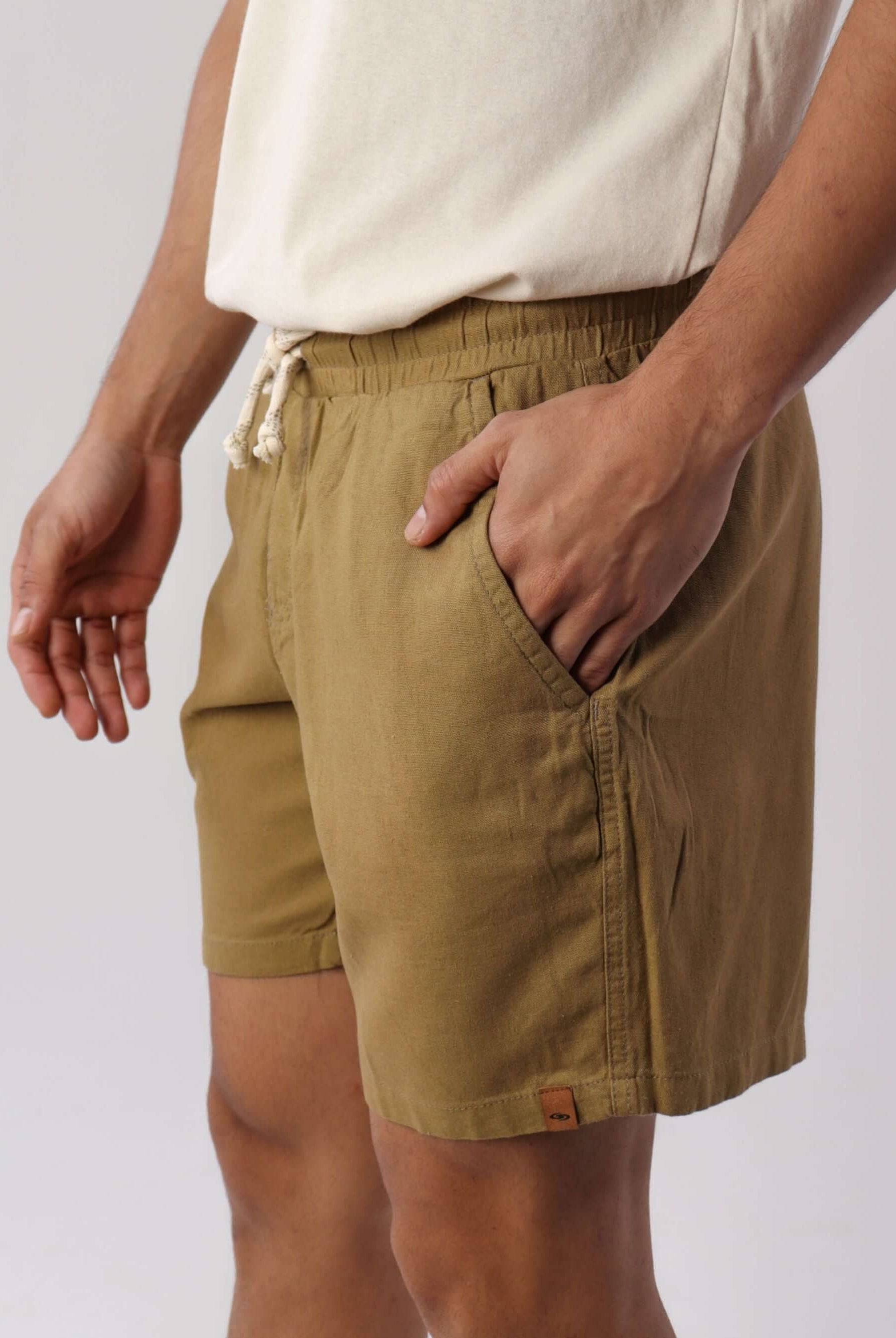 Short Linho Relax caqui da marca Greenish, com cós elástico e detalhe de bolso, ideal para looks casuais.