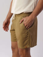 Short Linho Relax caqui da marca Greenish, com cós elástico e detalhe de bolso, ideal para looks casuais.