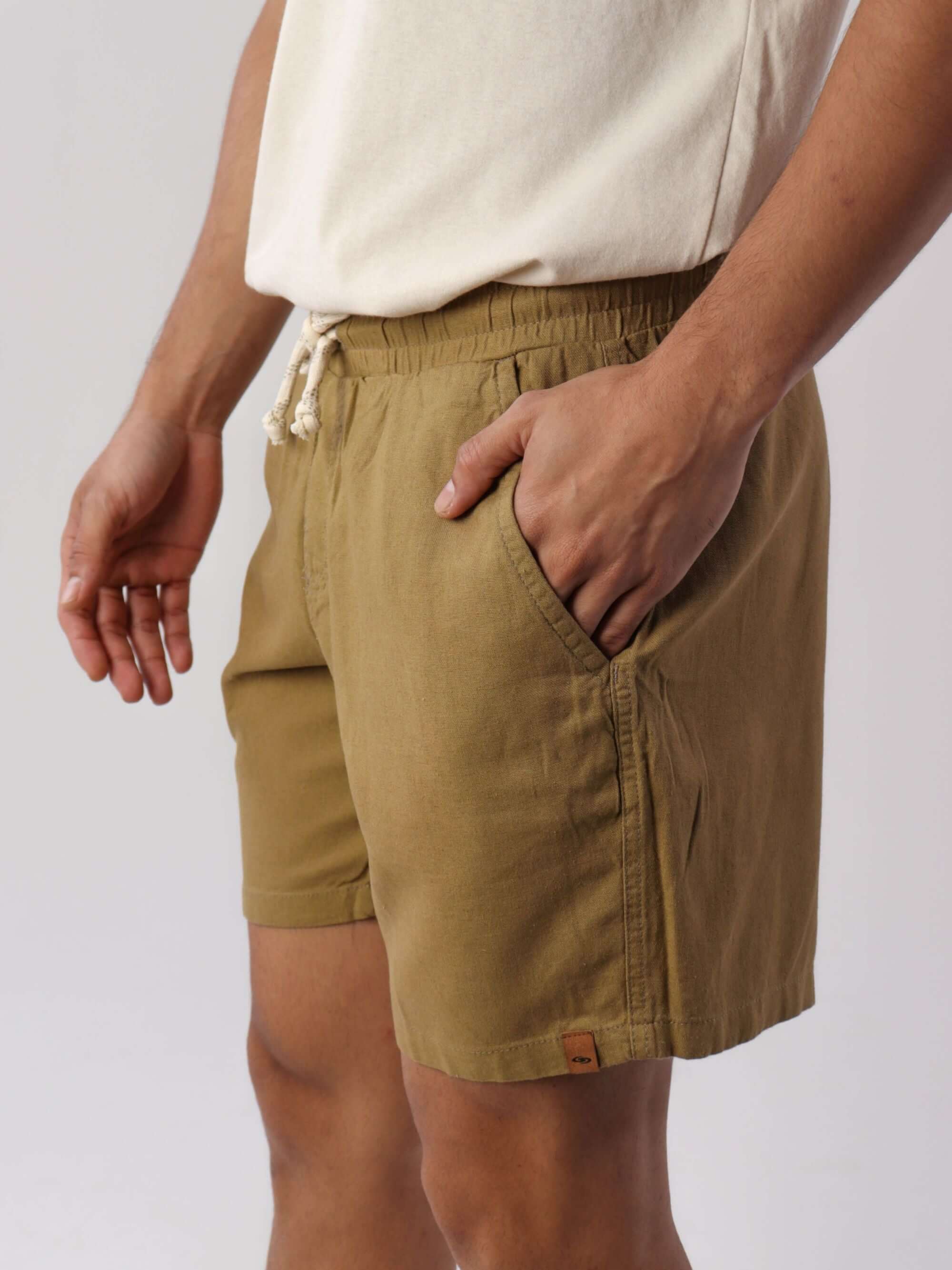 Short Linho Relax caqui da marca Greenish, com cós elástico e detalhe de bolso, ideal para looks casuais.