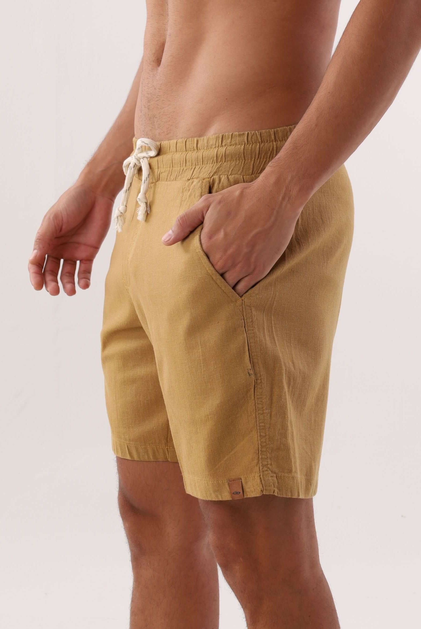 Short Linho Relax Comfort CAQUI da Greenish com cós elástico e bolso prático, ideal para diversas ocasiões.