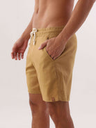 Short Linho Relax Comfort CAQUI da Greenish com cós elástico e bolso prático, ideal para diversas ocasiões.