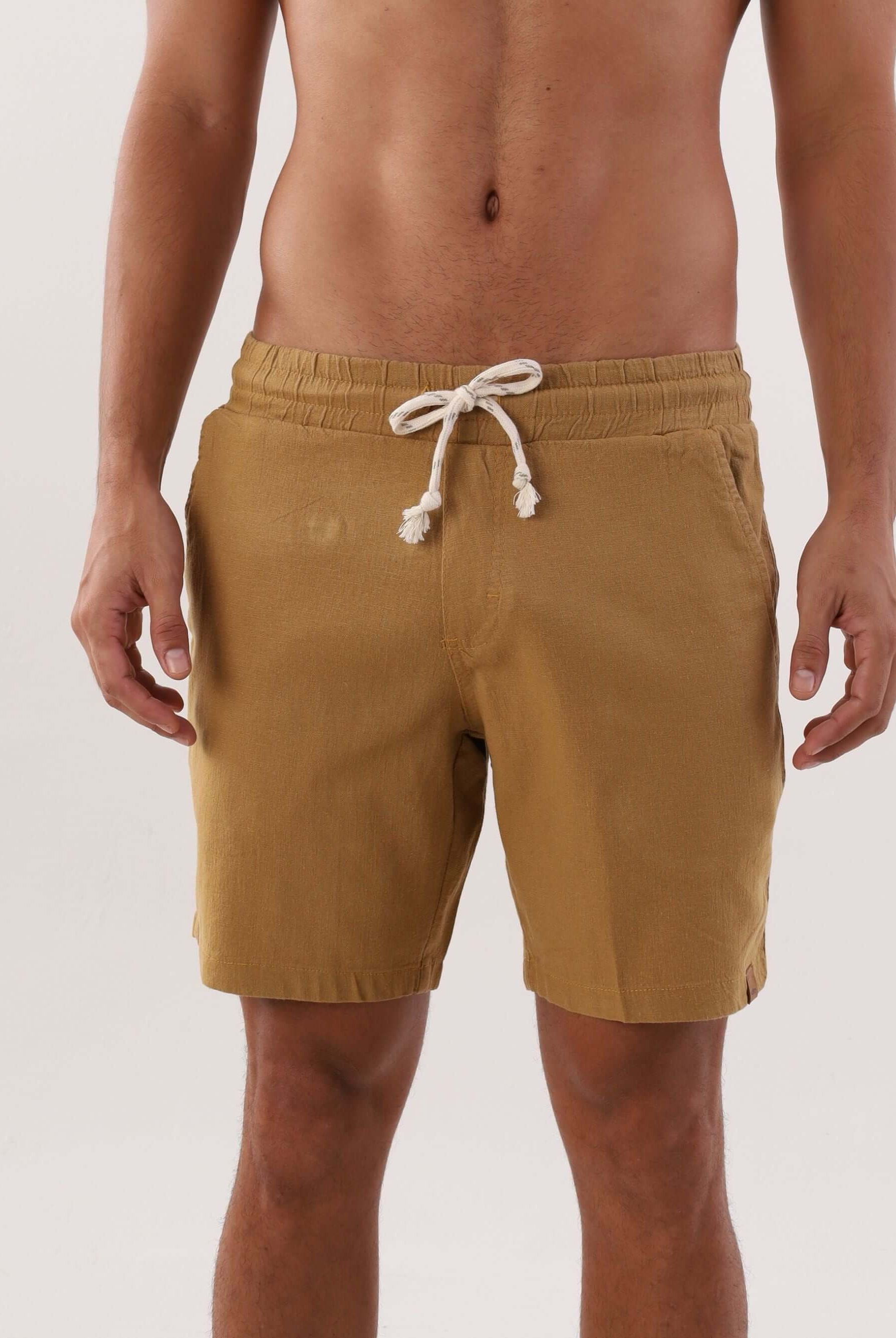 Short Linho Relax Comfort da Greenish em tom caqui, com cadarço e cós elástico, ideal para diversas ocasiões.