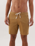 Short Linho Relax Comfort da Greenish em tom caqui, com cadarço e cós elástico, ideal para diversas ocasiões.
