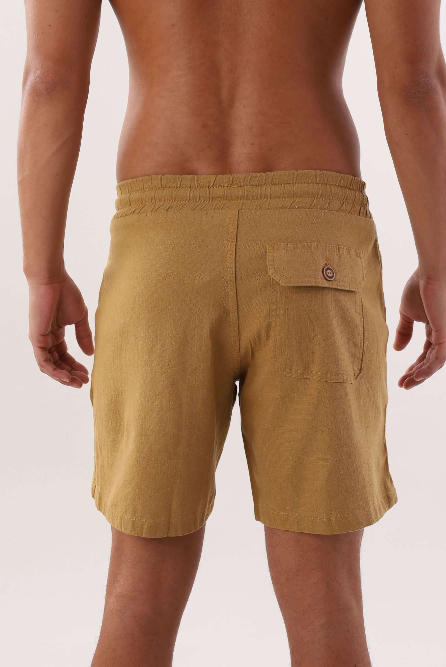 Short Linho Relax Comfort caqui da Greenish, vista traseira com bolso, prático e versátil para diversas ocasiões.