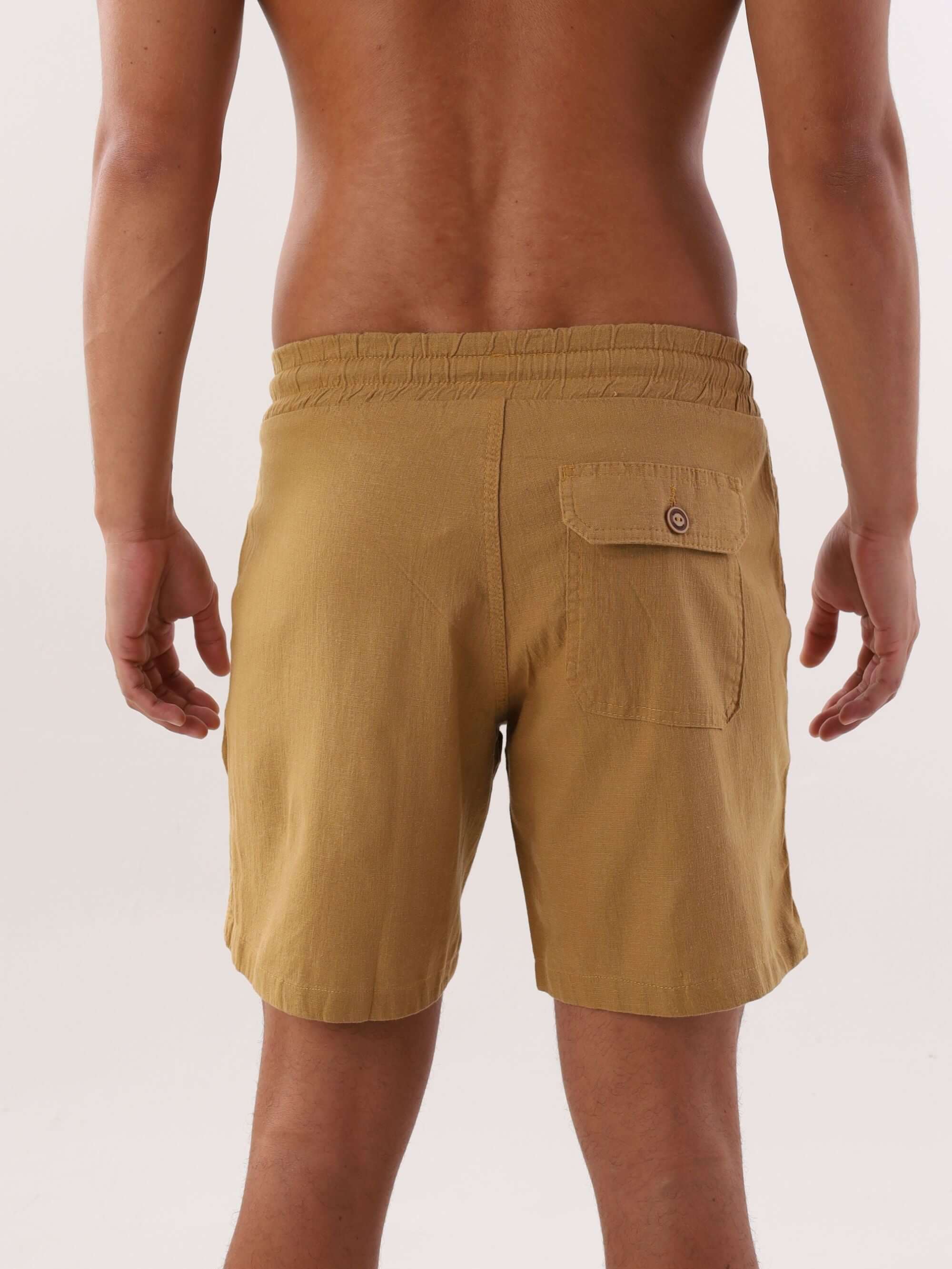 Short Linho Relax Comfort caqui da Greenish, vista traseira com bolso, prático e versátil para diversas ocasiões.