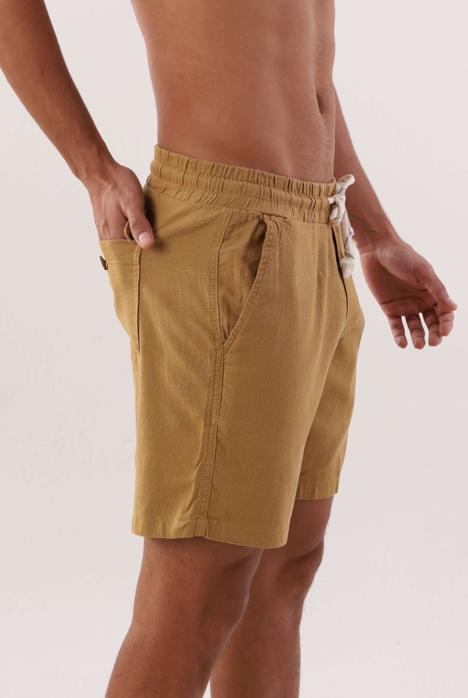 Short Linho Relax Comfort caqui da Greenish, com cadarço de algodão e cós elástico, prático e versátil.