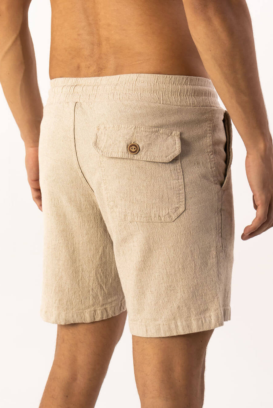 Short Linho Relax Comfort da Greenish, com cós elástico e bolso traseiro, ideal para várias ocasiões.