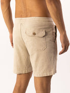 Short Linho Relax Comfort da Greenish, com cós elástico e bolso traseiro, ideal para várias ocasiões.