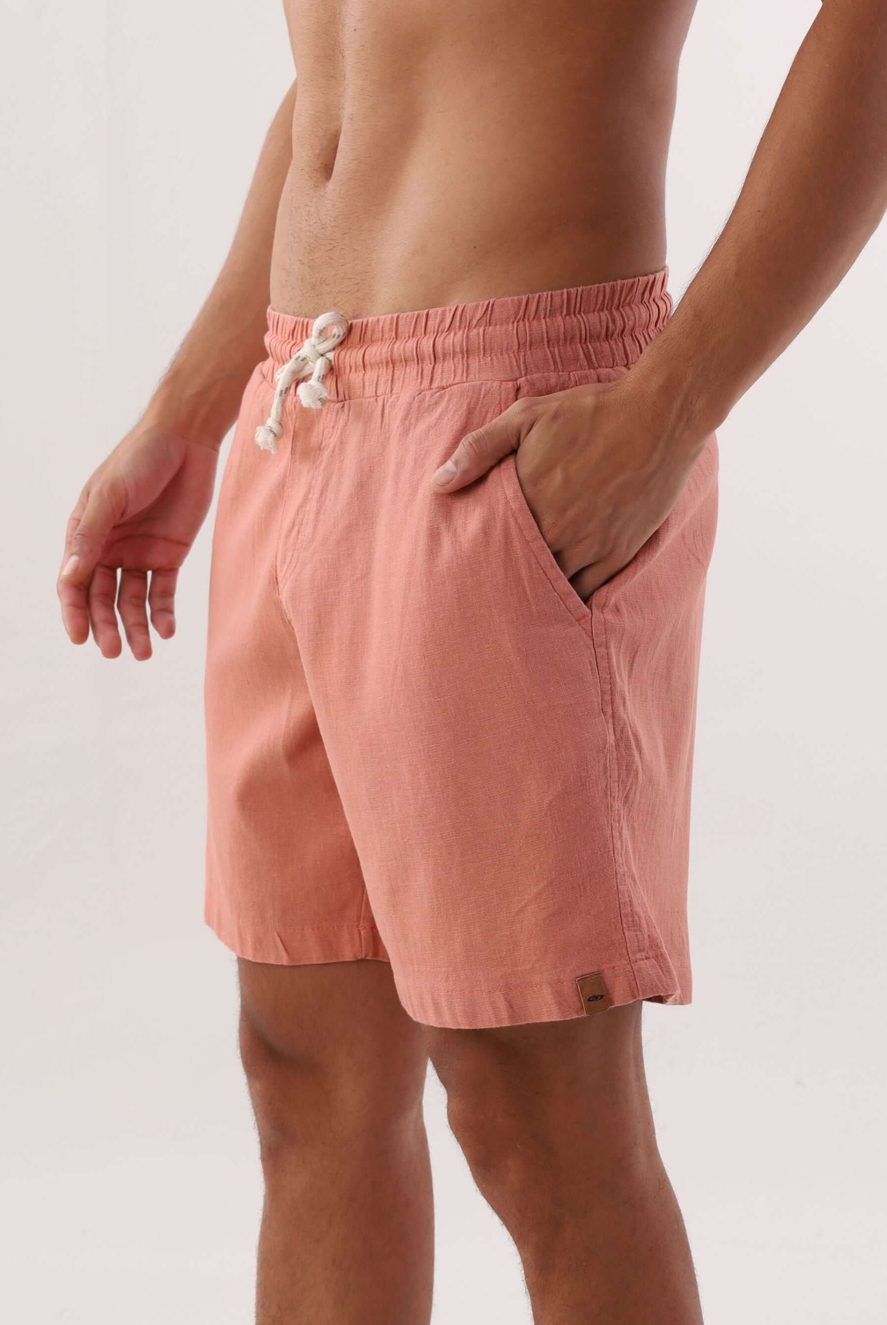 Short Linho Relax Comfort em tom terracota, com cós elasticizado e bolso prático, marca Greenish.