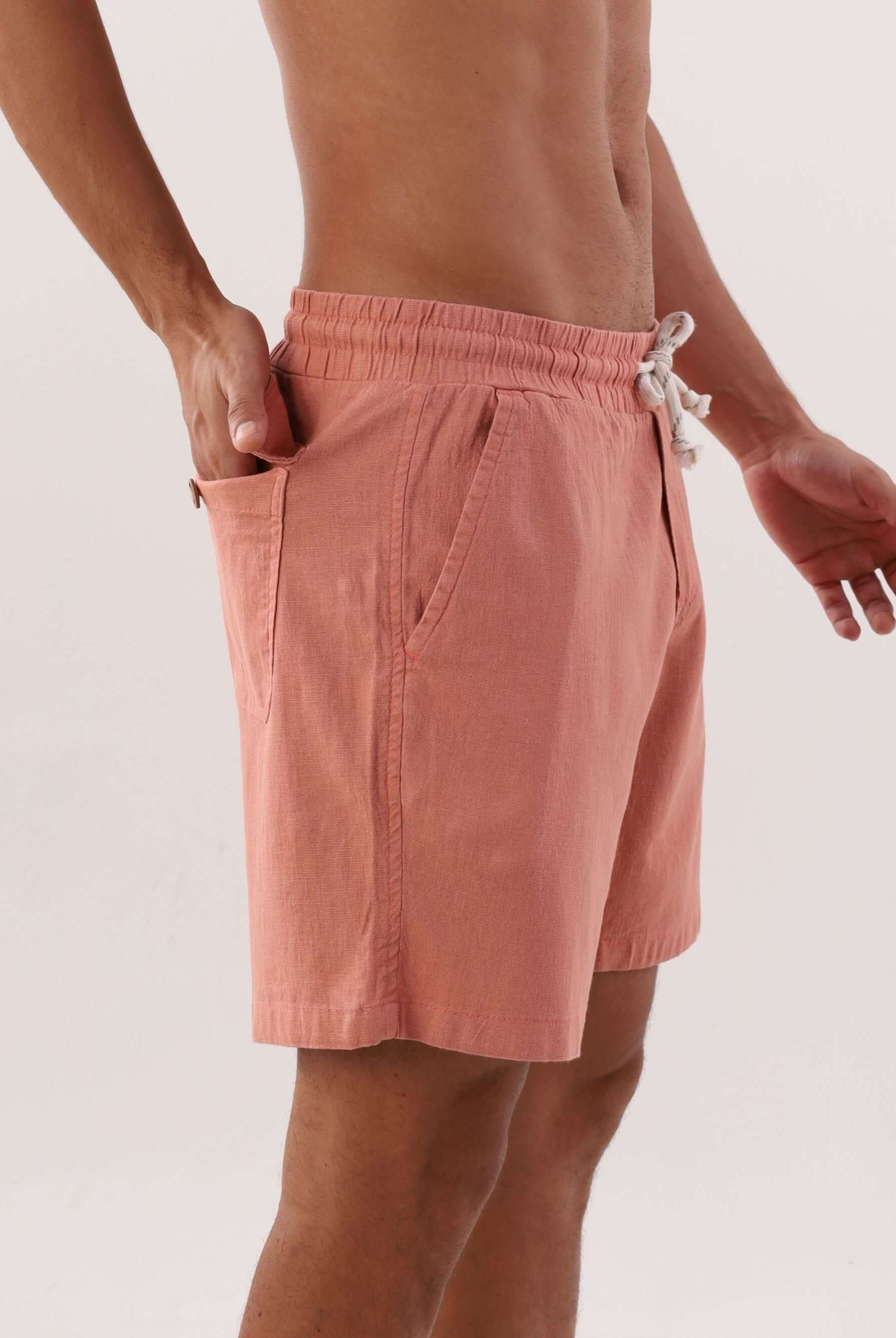 Short Linho Relax Comfort da Greenish em tom rosa, com cadarço e bolso, ideal para diversas ocasiões.