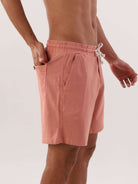 Short Linho Relax Comfort da Greenish em tom rosa, com cadarço e bolso, ideal para diversas ocasiões.