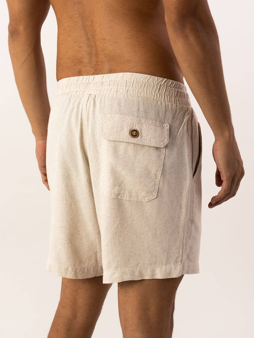 Short Linho Relax da Greenish, em tom natural, com cós elástico e bolso traseiro, ideal para looks casuais.