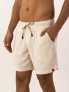 Short Linho Relax da Greenish, tecido misto linho e viscose, ideal para looks descontraídos e confortáveis.