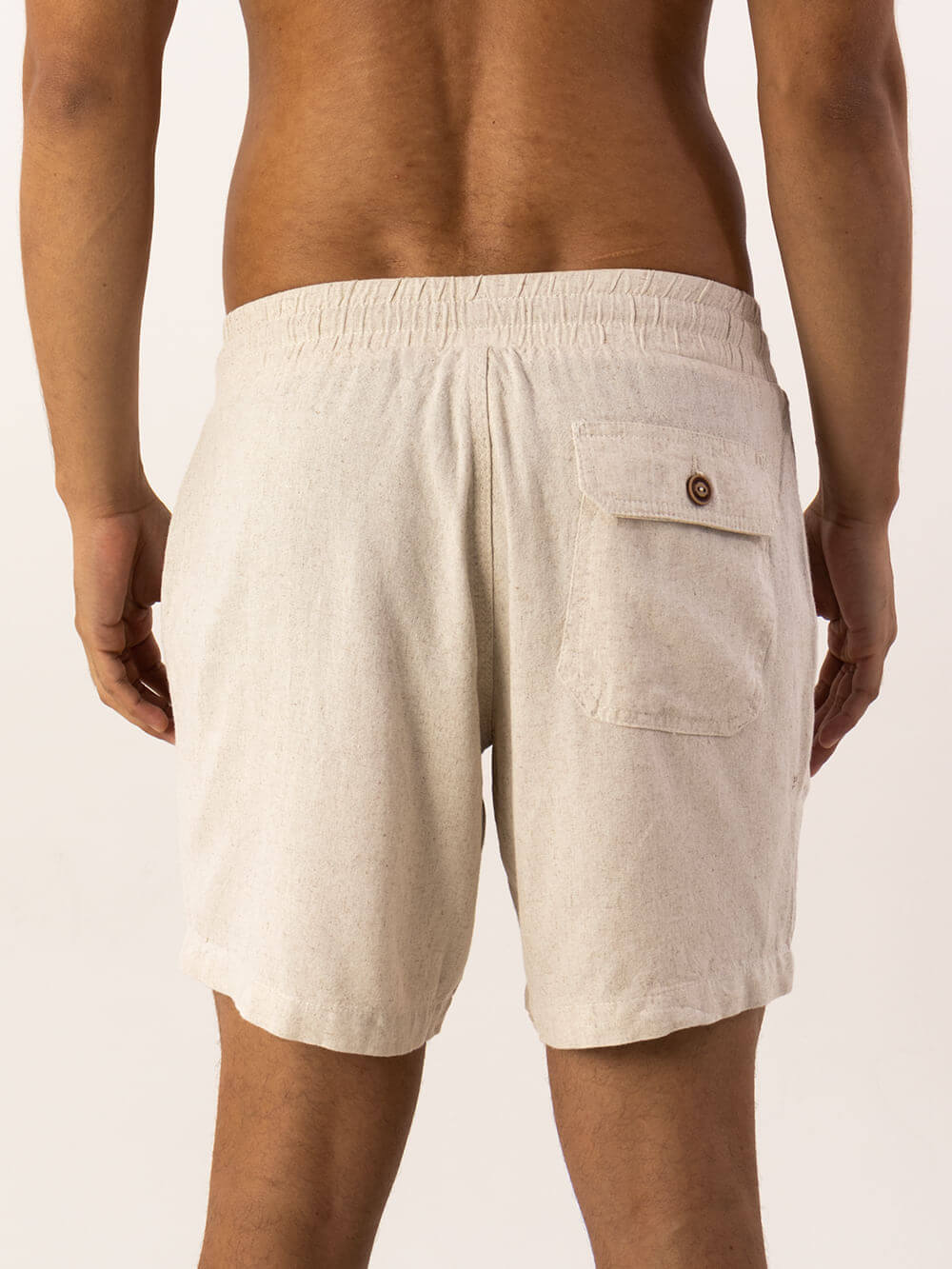Short Linho Relax da Greenish, tecido leve e confortável, detalhe do bolso traseiro, ideal para looks casuais e descontraídos.
