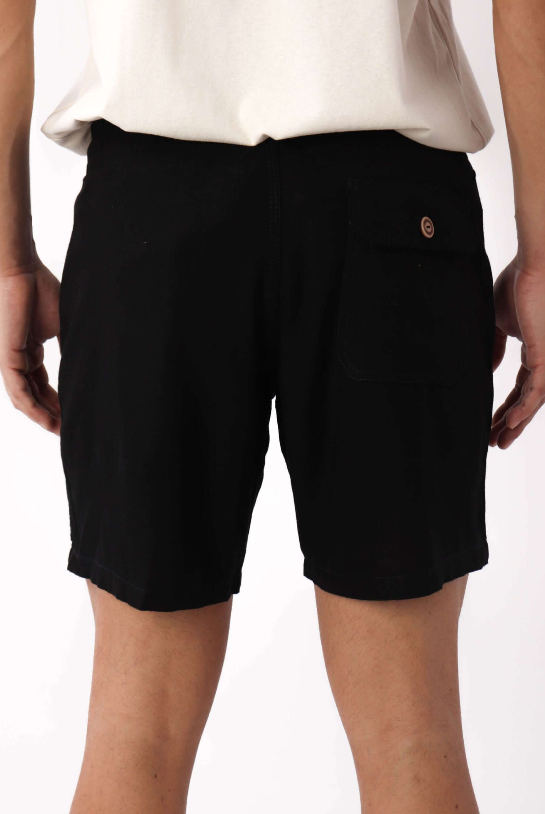 Short Linho Relax preto da Greenish, com bolso traseiro e cós em elástico, ideal para looks descontraídos.