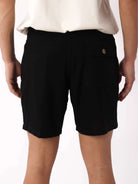 Short Linho Relax preto da Greenish, com bolso traseiro e cós em elástico, ideal para looks descontraídos.