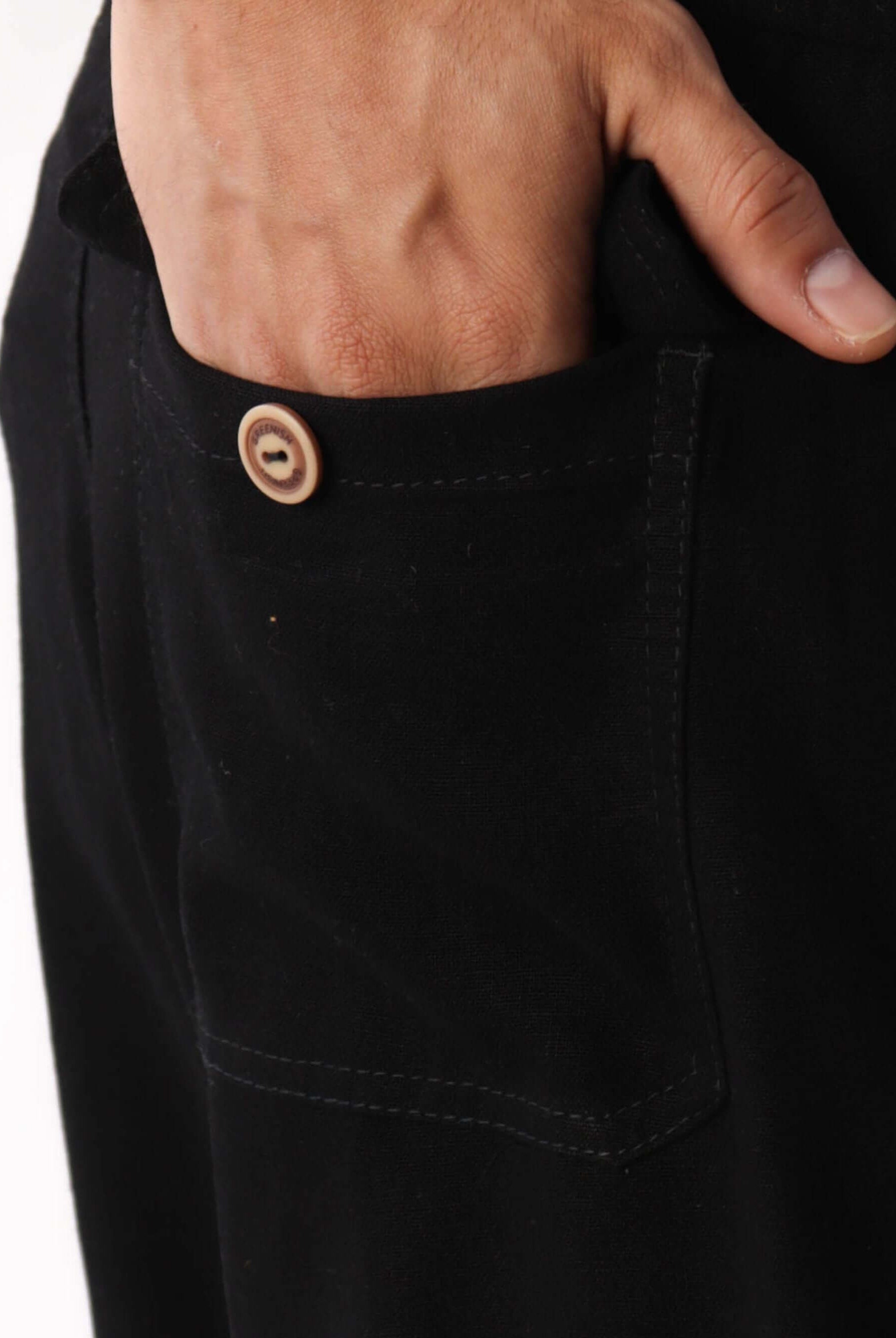 Detalhe do bolso traseiro do Short Linho Relax Preto da Greenish, com botão em madeira.